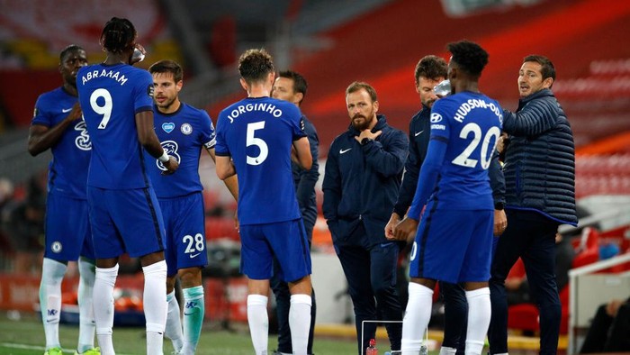 LIVERPOOL, ENGLAND - JULY 22: Frank Lampard, Manager of Chelsea speaks with players during a drinks break in the Premier League match between Liverpool FC and Chelsea FC at Anfield on July 22, 2020 in Liverpool, England. Football Stadiums around Europe remain empty due to the Coronavirus Pandemic as Government social distancing laws prohibit fans inside venues resulting in all fixtures being played behind closed doors. (Photo by Phil Noble/Pool via Getty Images)