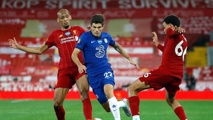 LIVERPOOL, ENGLAND - JULY 22: Fabinho (L) and Trent Alexander-Arnold of Liverpool battle for possession with Christian Pulisic of Chelsea during the Premier League match between Liverpool FC and Chelsea FC at Anfield on July 22, 2020 in Liverpool, England. Football Stadiums around Europe remain empty due to the Coronavirus Pandemic as Government social distancing laws prohibit fans inside venues resulting in all fixtures being played behind closed doors. (Photo by Phil Noble/Pool via Getty Images)