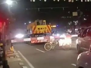 Kereta Api Mau Lewat, Truk Crane Seberat 43 Ton Mogok di Tengah Rel