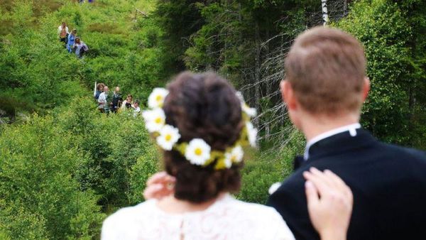 Sweet Banget! Pasangan Beda Negara Ini Nikah di Hutan Perbatasan