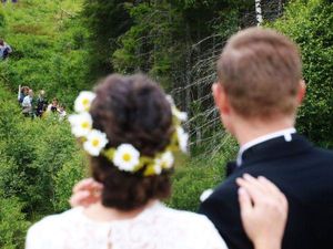 Sweet Banget! Pasangan Beda Negara Ini Nikah di Hutan Perbatasan