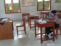 Ini Dimas, Tetap Semangat Sekolah Sendirian karena Tak Punya Smartphone