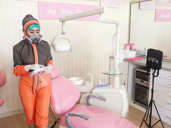 9 Gaya Dokter Gigi di Malang yang Viral Pakai APD Seksi dan Stylish