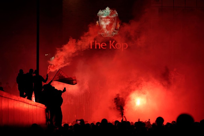 LLIVERPOOL, ENGLAND - JULY 22: Liverpool fans celebrate outside Anfield stadium as Liverpool lift the Premier League trophy after their match against Chelsea on July 22, 2020 in Liverpool, England. Liverpool were presented with the Premier League trophy in The Kop stand at Anfield this evening, after winning the famous league with a record seven games left to play. Fans had been urged to mark the occasion at home amid coronavirus concerns, after large crowds gathered in the city to celebrate when the title was confirmed on June 25 (Photo by Christopher Furlong/Getty Images)