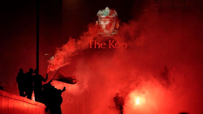 LLIVERPOOL, ENGLAND - JULY 22: Liverpool fans celebrate outside Anfield stadium as Liverpool lift the Premier League trophy after their match against Chelsea on July 22, 2020 in Liverpool, England. Liverpool were presented with the Premier League trophy in The Kop stand at Anfield this evening, after winning the famous league with a record seven games left to play. Fans had been urged to mark the occasion at home amid coronavirus concerns, after large crowds gathered in the city to celebrate when the title was confirmed on June 25 (Photo by Christopher Furlong/Getty Images)