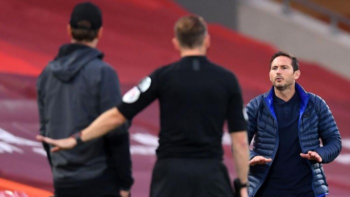 LIVERPOOL, ENGLAND - JULY 22: Frank Lampard, Manager of Chelsea and Jurgen Klopp, Manager of Liverpool speak during the Premier League match between Liverpool FC and Chelsea FC at Anfield on July 22, 2020 in Liverpool, England. Football Stadiums around Europe remain empty due to the Coronavirus Pandemic as Government social distancing laws prohibit fans inside venues resulting in all fixtures being played behind closed doors. (Photo by Laurence Griffiths/Getty Images)