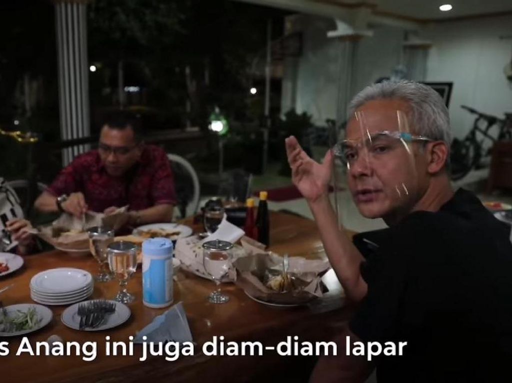 Ganjar Pranowo Sajikan Kepala Manyung dan Tahu Gimbal Buat Anang-Ashanty Ganjar Pranowo Sajikan Kepala Manyung dan Tahu Gimbal Buat Anang-Ashanty