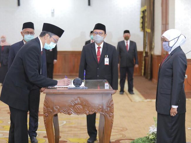 Khofifah Minta Bank Jatim Siapkan Strategi Hadapi New Normal Khofifah Minta Bank Jatim Siapkan Strategi Hadapi New Normal