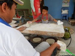 Kisah Hilal, Bocah 13 Tahun Bikin Kulit Lumpia dan Sendirian Rawat Ibu