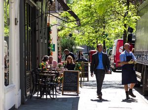 Turis Ngamuk Bikin Pemilik Kedai Teh Harus Sembunyi di Dapur