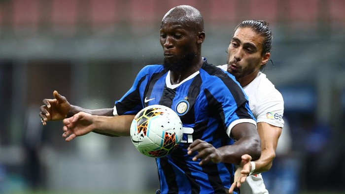 MILAN, ITALY - JULY 22:  Romelu Lukaku of FC Internazionale competes for the ball with Martin Caceres of ACF Fiorentina during the Serie A match between FC Internazionale and ACF Fiorentina at Stadio Giuseppe Meazza on July 22, 2020 in Milan, Italy.  (Photo by Marco Luzzani/Getty Images)