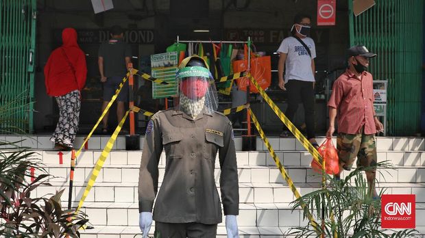 Manekin mengenakan masker dan faceshield dipasang di depan Pasar Pramuka, Jakarta, Kamis, 23 Juli 2020. Sebanyak 305 pedagang pasar tradisional di DKI Jakarta terinfeksi virus Corona (Covid-19). Ratusan pedagang yang terpapar virus corona itu tersebar di 46 pasar yang berada di sejumlah wilayah Jakarta. Jumlah tersebut berdasarkan catatan Ikatan Pedagang Pasar Indonesia (IKAPPI) hingga Minggu (19/7). Terjadi lonjakan kasus positif Covid-19 di antara pedagang pasar dalam satu minggu terakhir. CNN Indonesia/Safir Makki