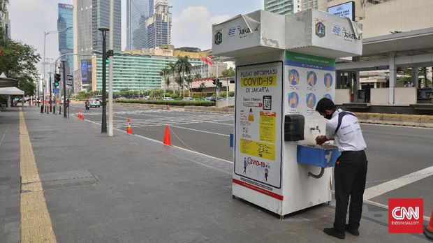 Pejalan kaki mencuci tangan Di kawasan MH Thamrin, Jakarta, Kamis, 23 Juli 2020. Pemprov DKI Jakarta telah memasang tempat cuci tangan Di area publik sejak covid-19 maret lalu sebagai fasilitas masyarakat untuk selalu mencuci tangan. CNN Indonesia/Safir Makki
