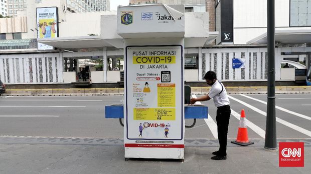 Pejalan kaki mencuci tangan Di kawasan MH Thamrin, Jakarta, Kamis, 23 Juli 2020. Pemprov DKI Jakarta telah memasang tempat cuci tangan Di area publik sejak covid-19 maret lalu sebagai fasilitas masyarakat untuk selalu mencuci tangan. CNN Indonesia/Safir Makki