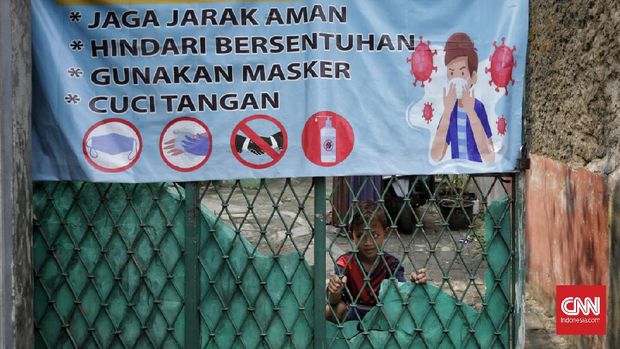 Aktivitas warga kawasan padat penduduk di Jakarta. Kamis, 23 Juli 2020. Empat bulan semenjak pengumuman kasus pertama Covid-19 di Indonesia, pertambahan kasus positif masih tinggi dengan total mendekati 100.000 jiwa posif terinveksi virus Corona. CNN Indonesia/Adhi Wicaksono