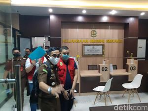 Kejari Serang Tahan Mantan Dirut BUMD Pemprov Banten Kejari Serang Tahan Mantan Dirut BUMD Pemprov Banten