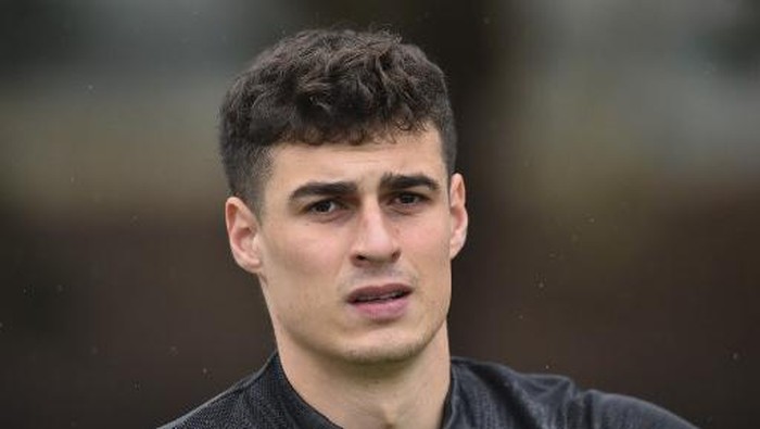 Chelseas Spanish goalkeeper Kepa Arrizabalaga comes out for attends a training session at Chelseas Cobham training facility in Stoke DAbernon, southwest of London on February 24, 2020, on the eve of their UEFA Champions League round of 16 first leg football match against Bayern Munich. (Photo by Glyn KIRK / AFP)