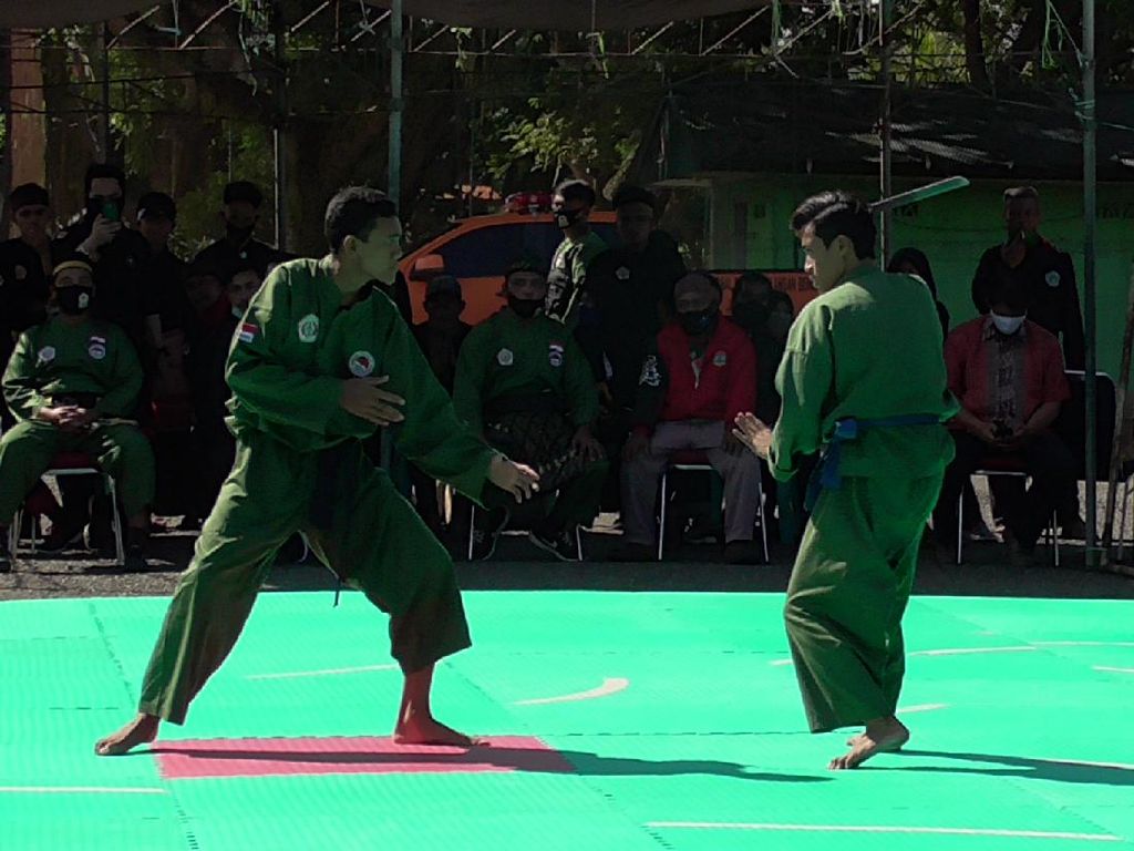Gelar Pertunjukan Silat, Bentuk Kedekatan TNI-Warga di Polman Gelar Pertunjukan Silat, Bentuk Kedekatan TNI-Warga di Polman