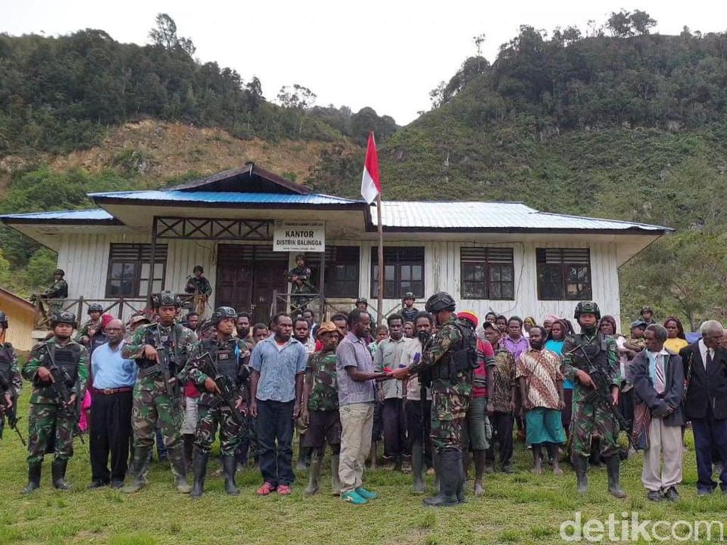 Merasa Tak Aman, 5 Anggota KKSB Serahkan Diri ke TNI dan Ikrar Gabung NKRI Merasa Tak Aman, 5 Anggota KKSB Serahkan Diri ke TNI dan Ikrar Gabung NKRI