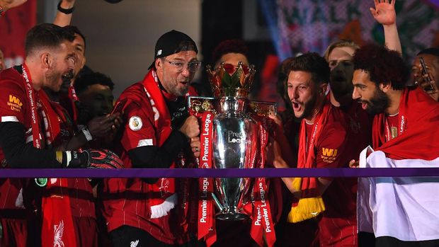 LIVERPOOL, ENGLAND - JULY 22: Jurgen Klopp, Manager of Liverpool and Adam Lallana of Liverpool lift The Premier League trophy following the Premier League match between Liverpool FC and Chelsea FC at Anfield on July 22, 2020 in Liverpool, England. Football Stadiums around Europe remain empty due to the Coronavirus Pandemic as Government social distancing laws prohibit fans inside venues resulting in all fixtures being played behind closed doors. (Photo by Laurence Griffiths/Getty Images)