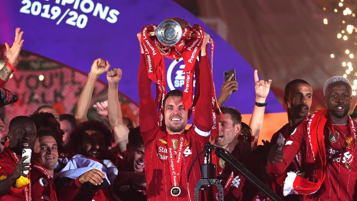 Kapten Liverpool Jordan Henderson dipuji fans terkait aksinya ke Takumi Minamino. (Foto: Getty Images/Laurence Griffiths)