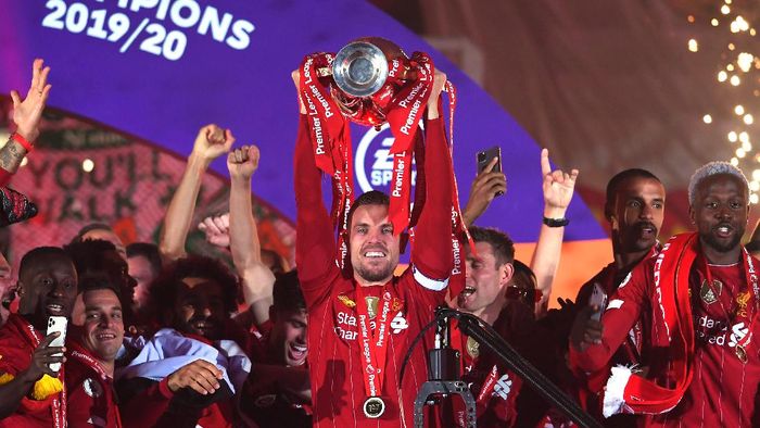 Liverpool LIVERPOOL, ENGLAND - JULY 22: Jordan Henderson of Liverpool lifts The Premier League trophy following the Premier League match between Liverpool FC and Chelsea FC at Anfield on July 22, 2020 in Liverpool, England. Football Stadiums around Europe remain empty due to the Coronavirus Pandemic as Government social distancing laws prohibit fans inside venues resulting in all fixtures being played behind closed doors. (Photo by Laurence Griffiths/Getty Images)