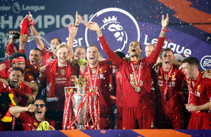LIVERPOOL, ENGLAND - JULY 22: Liverpool players celebrate with The Premier League trophy following the Premier League match between Liverpool FC and Chelsea FC at Anfield on July 22, 2020 in Liverpool, England. Football Stadiums around Europe remain empty due to the Coronavirus Pandemic as Government social distancing laws prohibit fans inside venues resulting in all fixtures being played behind closed doors. (Photo by Phil Noble/Pool via Getty Images)