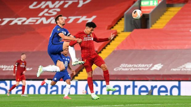 LIVERPOOL, ENGLAND - JULY 22: Roberto Firmino of Liverpool scores his team's fourth goal from a header during the Premier League match between Liverpool FC and Chelsea FC at Anfield on July 22, 2020 in Liverpool, England. Football Stadiums around Europe remain empty due to the Coronavirus Pandemic as Government social distancing laws prohibit fans inside venues resulting in all fixtures being played behind closed doors. (Photo by Laurence Griffiths/Getty Images)
