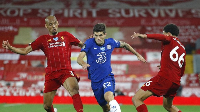 Chelseas Christian Pulisic, center, vies for the ball with Liverpools Fabinho, left and Liverpools Trent Alexander-Arnold during the English Premier League soccer match between Liverpool and Chelsea at Anfield Stadium in Liverpool, England, Wednesday, July 22, 2020. (Phil Noble/Pool via AP)