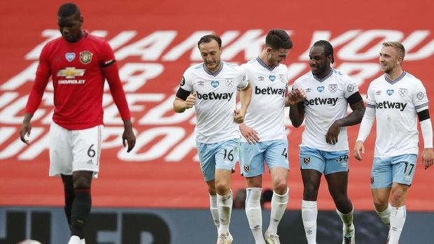 West Ham's Michail Antonio, center right, celebrates after scoring his side's opening goal during the English Premier League soccer match between Manchester United and West Ham at the Old Trafford stadium in Manchester, England, Wednesday, July 22, 2020. (Clive Brunskill/Pool via AP)