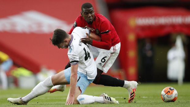 Manchester United's Paul Pogba, right, fights for the ball with West Ham's Declan Rice during the English Premier League soccer match between Manchester United and West Ham at the Old Trafford stadium in Manchester, England, Wednesday, July 22, 2020. (Clive Brunskill/Pool via AP)