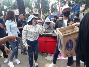 Demo Minta Izin Manggung, Biduan Nyanyi Dangdut di Depan Kantor Anies