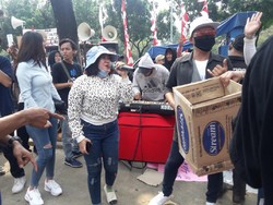 Demo Minta Izin Manggung, Biduan Nyanyi Dangdut di Depan Kantor Anies