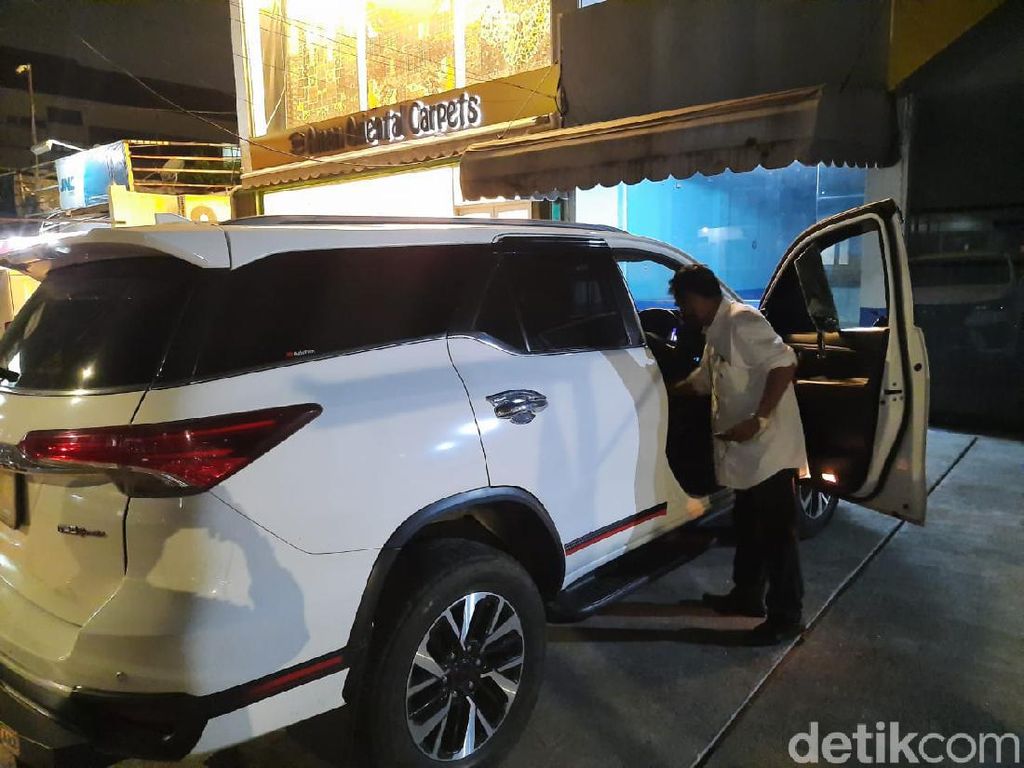 Mobil Isi Cek Rp 43 M Dibobol, Zen Curiga Diikuti Pelaku Sejak di Citos Mobil Isi Cek Rp 43 M Dibobol, Zen Curiga Diikuti Pelaku Sejak di Citos