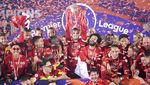 Momen Liverpool Angkat Trofi Liga Inggris