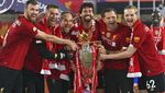 Momen Liverpool Angkat Trofi Liga Inggris