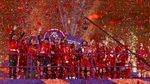 Momen Liverpool Angkat Trofi Liga Inggris
