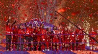 Di akhir laga, penyelenggara Premier League menyerahkan trofi juara ke Liverpool.