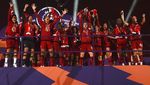 Momen Liverpool Angkat Trofi Liga Inggris