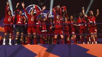 Jordan Henderson menjadi pemain yang mengangkat trofi tersebut pertama kali.