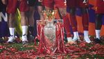 Momen Liverpool Angkat Trofi Liga Inggris