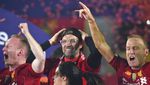 Momen Liverpool Angkat Trofi Liga Inggris