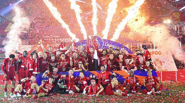 Momen Liverpool Angkat Trofi Liga Inggris