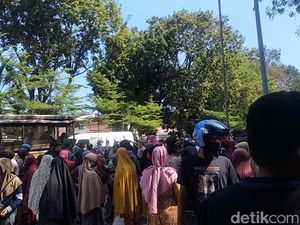 Power of Emak-emak! Tolak Tambang Pasir Rusak Habitat Ikan Power of Emak-emak! Tolak Tambang Pasir Rusak Habitat Ikan