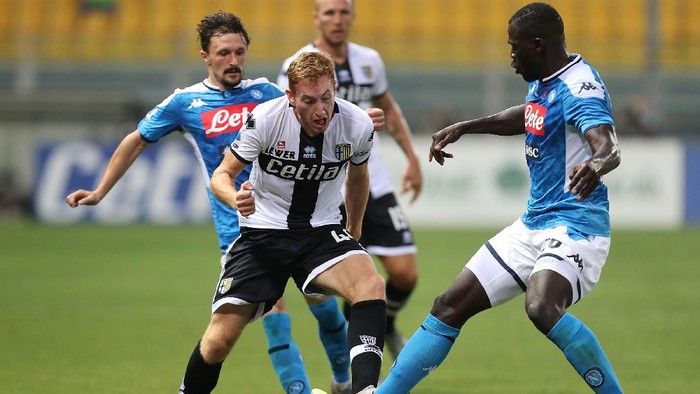PARMA, ITALY - JULY 22: Dejan Kulusevski of Parma Calcio battles for the ball with Kalidou Koulibay of SSC Napoli during the Serie A match between Parma Calcio and  SSC Napoli at Stadio Ennio Tardini on July 22, 2020 in Parma, Italy.  (Photo by Gabriele Maltinti/Getty Images)
