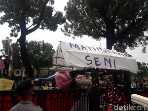 Pekerja Seni Demo Bawa Keranda ke Depan Kantor Anies!