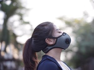 4 Cara Enyahkan Bau Mulut Saat Pakai Masker Seharian 4 Cara Enyahkan Bau Mulut Saat Pakai Masker Seharian