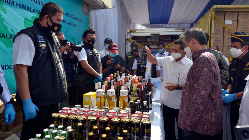 Pemusnahan Ribuan Miras dan Garam Ilegal Pemusnahan Ribuan Miras dan Garam Ilegal