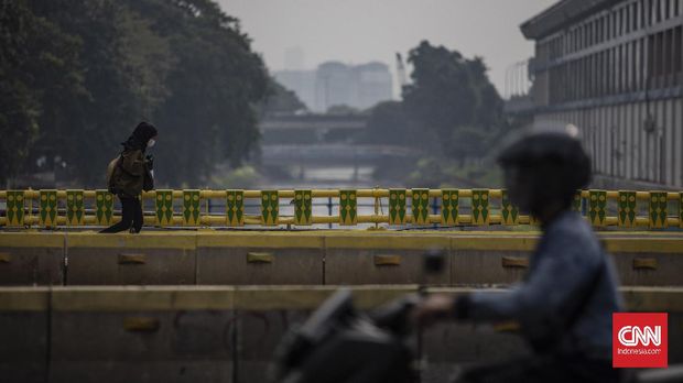 Pejalan kaki melewati kawasan MH Thamrin, Jakarta, Kamis, 23 Juli 2020. Berdasarkan data Satuan Tugas (Satgas) Penanganan COVID-19 hingga Rabu (22/7), terdapat penambahan kasus positif COVID-19 sebanyak 1.882 orang, sehingga total mencapai 91.751 kasus dengan total jumlah pasien sembuh 50.255 orang dan total kasus meninggal dunia 4.459 orang. CNN Indonesia/Bisma Septalisma