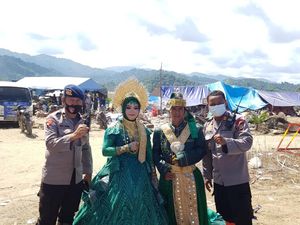 Viral, Warga Korban Banjir Luwu Utara Menikah di Pengungsian Viral, Warga Korban Banjir Luwu Utara Menikah di Pengungsian